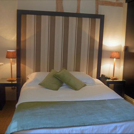 Hotel Château de La Pomarède Extérieur photo